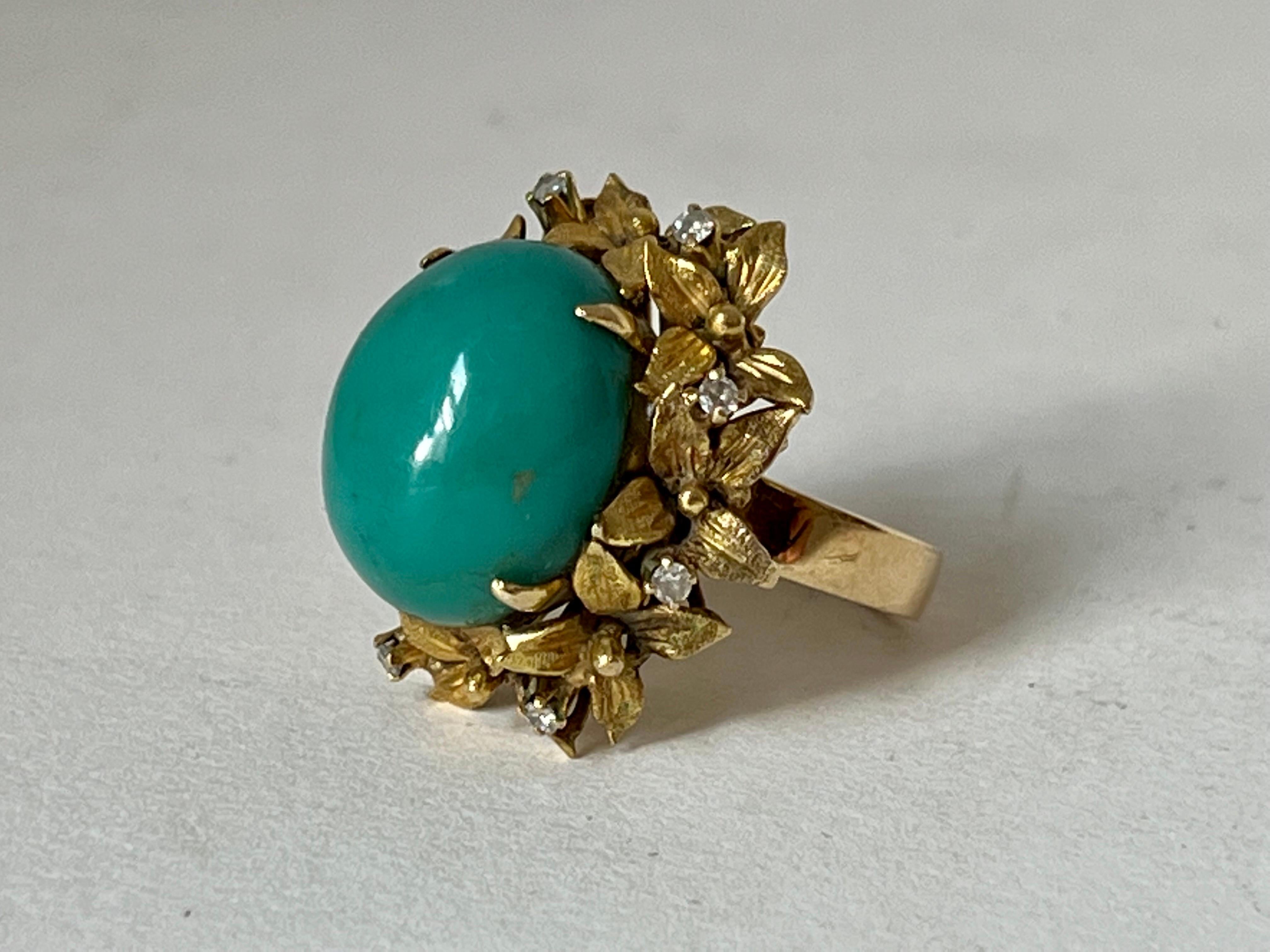 bague en or jaune 18 carats et turquoise sertie de diamants. Pèse 11,3 grammes. Taille 5.5 anneau.
Usure normale.