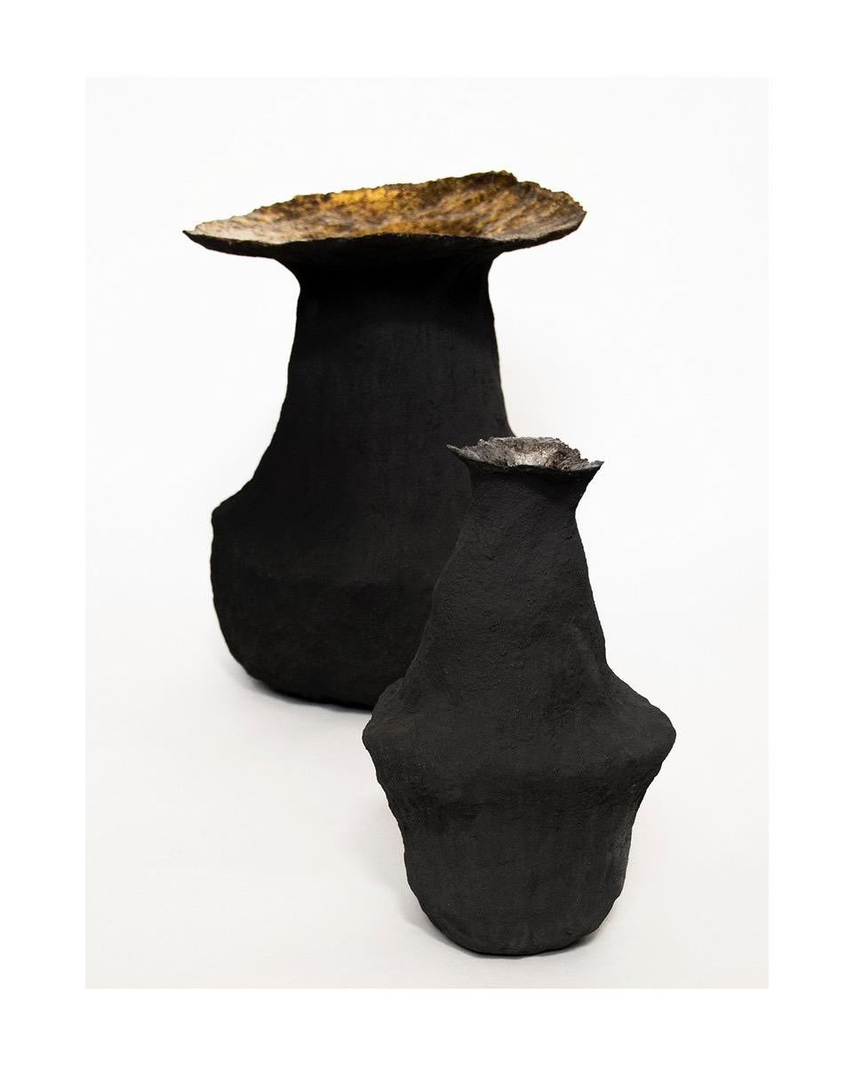 Gold- und Vulkan-Keramik-Kunstwerk, signiert von Jojo Corväiá im Zustand „Neu“ im Angebot in Geneve, CH