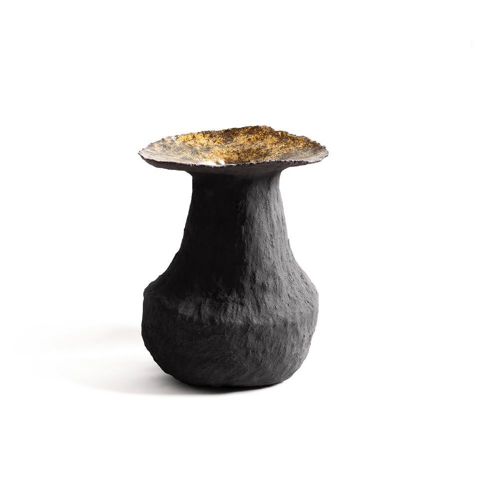 Gold- und Vulkan-Keramik-Kunstwerk, signiert von Jojo Corväiá im Angebot 1
