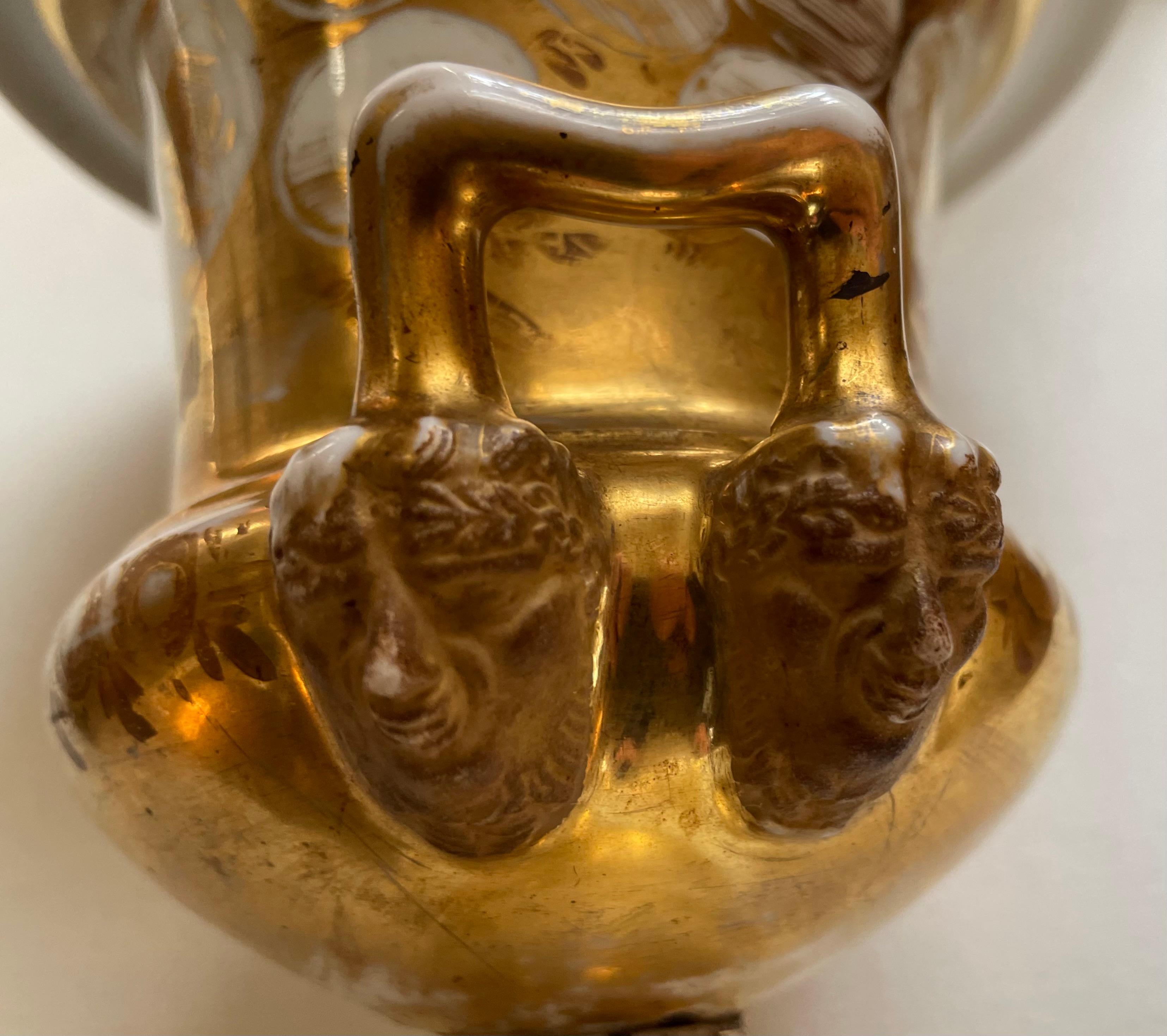 Goldene und weiße Pariser Porzellanurne (19. Jahrhundert) im Angebot