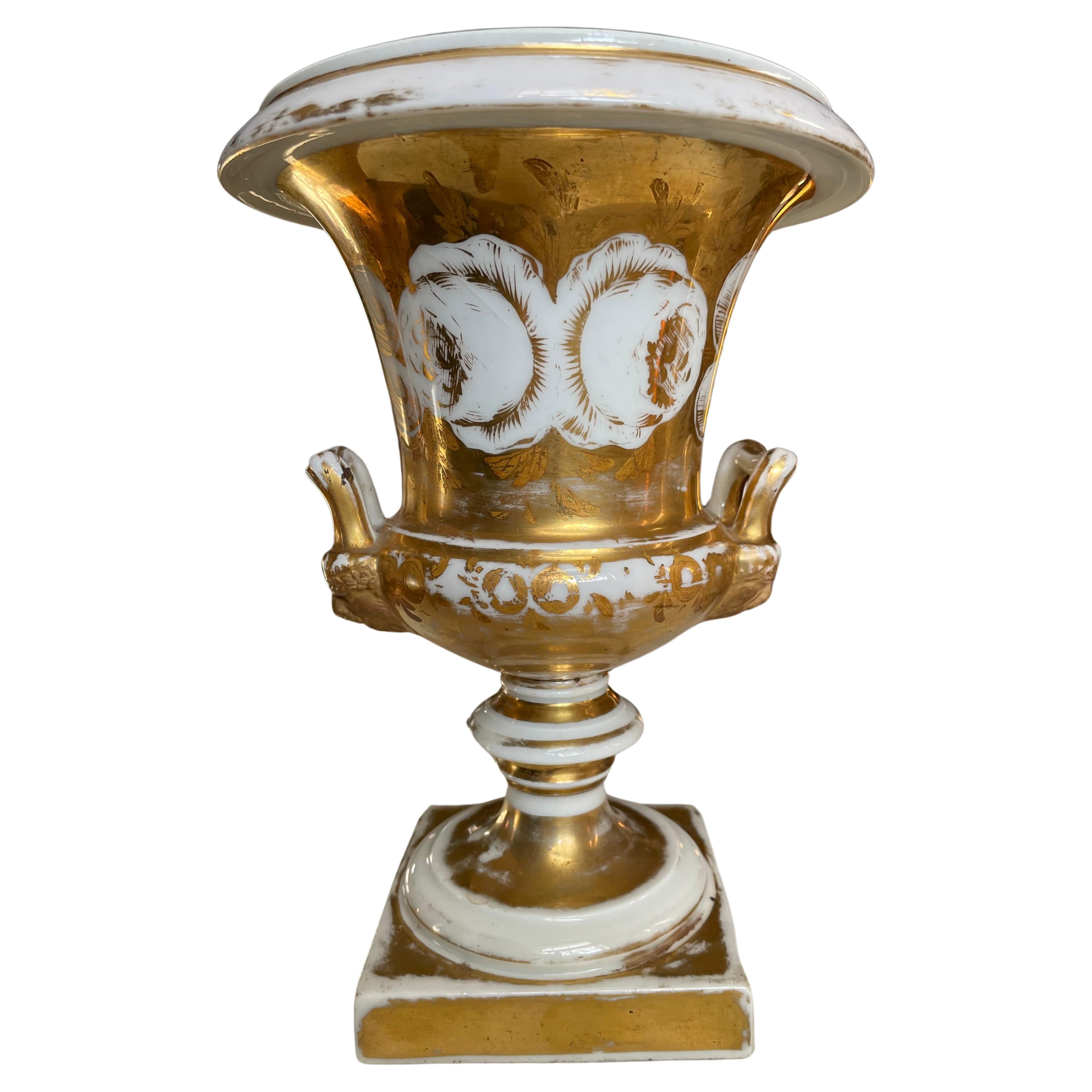 Urne en porcelaine de Paris or et blanc en vente