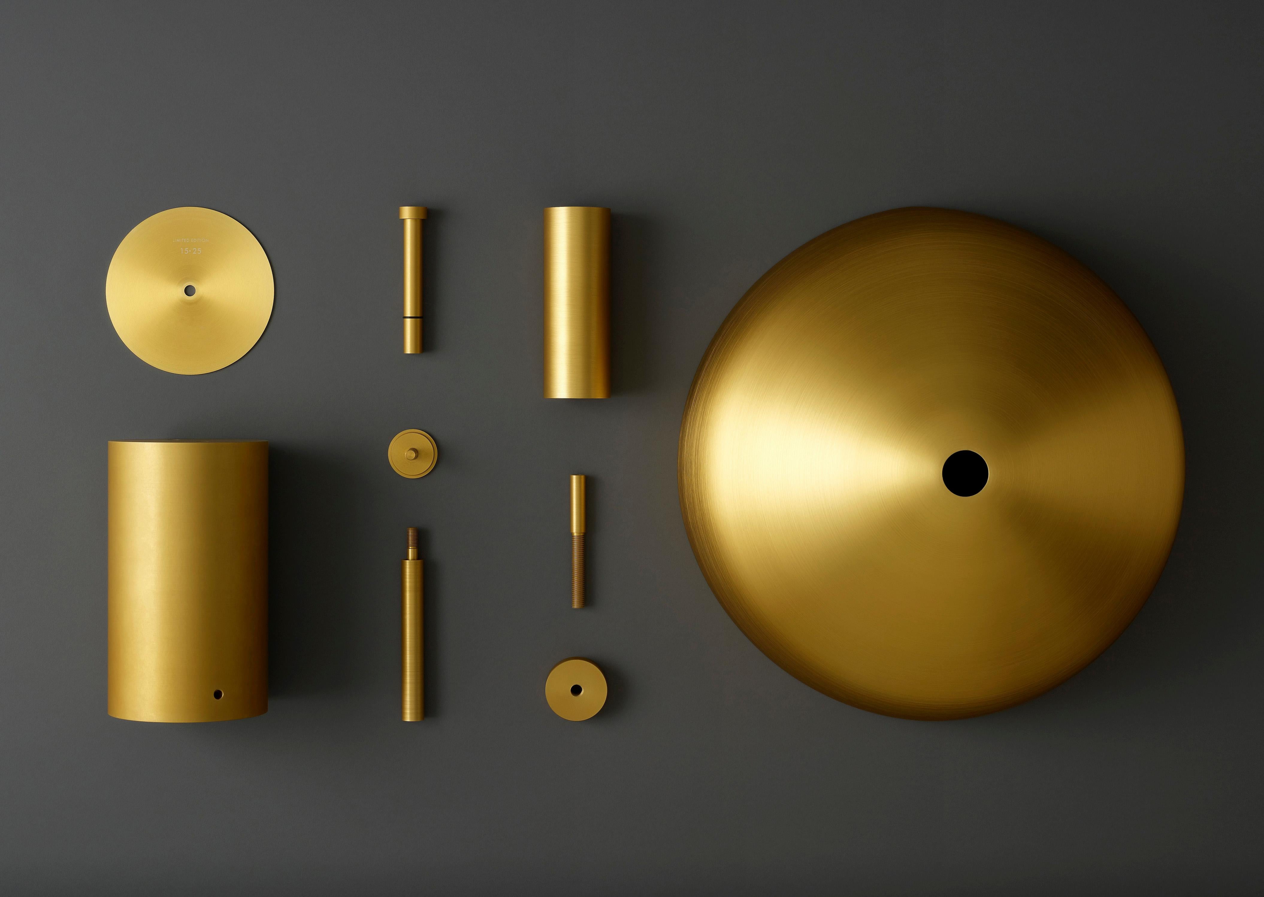 La lampe de bureau Ora gold en édition limitée est le résultat d'un désir de pureté et d'honnêteté, tant dans les matériaux que dans la fabrication.

Entièrement usinée avec précision en aluminium et anodisée en or, la forme de l'Ora est