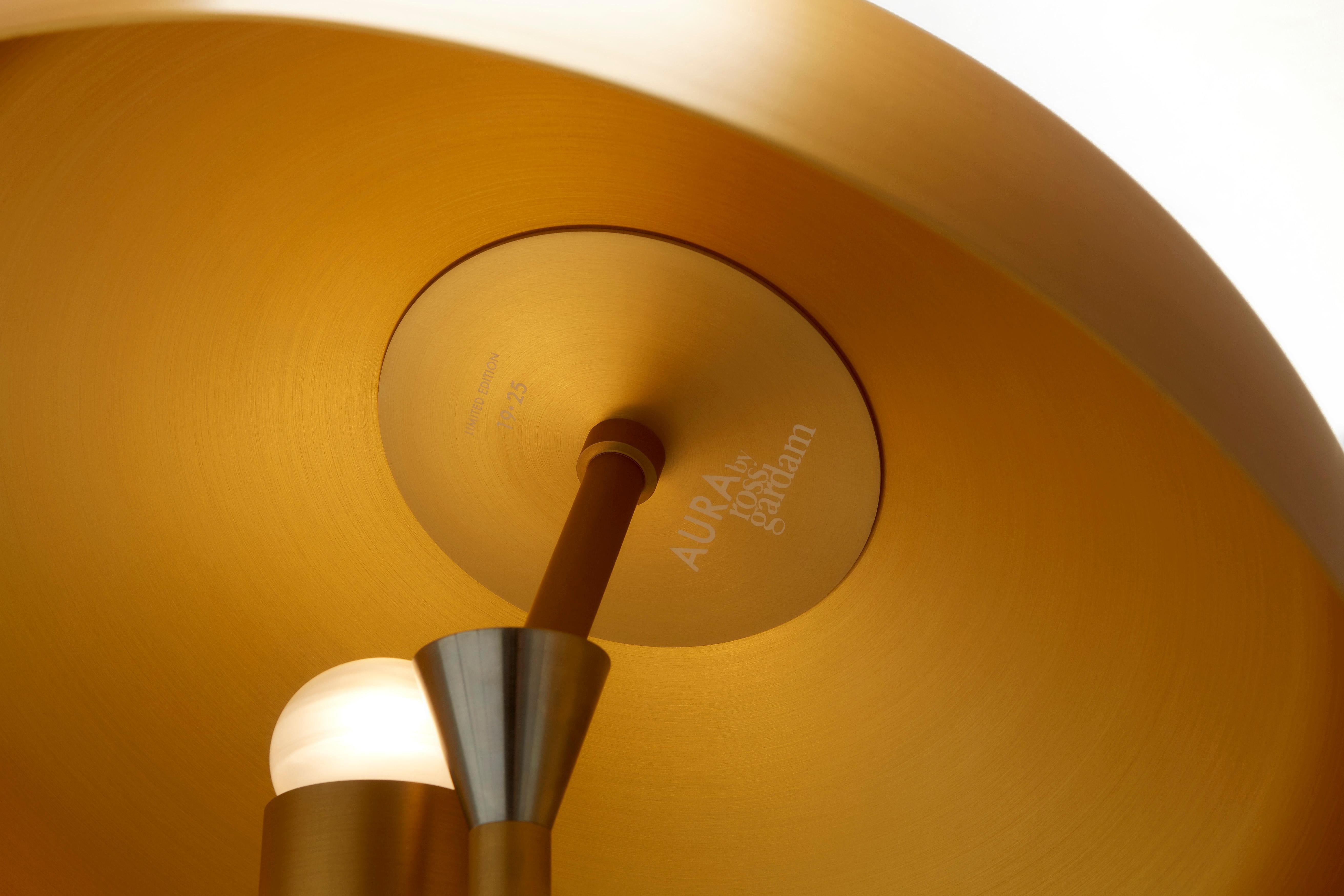 Goldeloxierte Ora-Schreibtischlampe von Ross Gardam im Zustand „Neu“ im Angebot in Melbourne, Melbourne