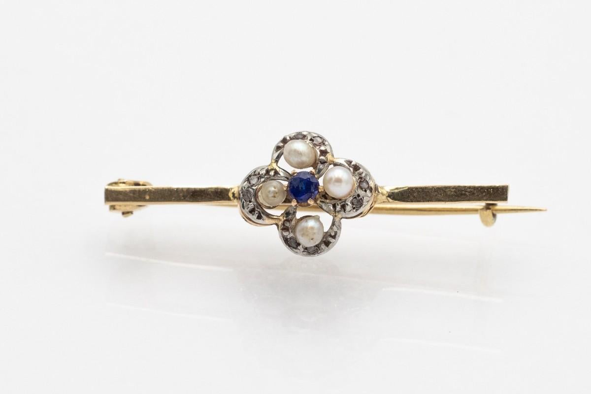 Gold antique brooch with pearls and diamonds. In Good Condition For Sale In Chorzów, PL