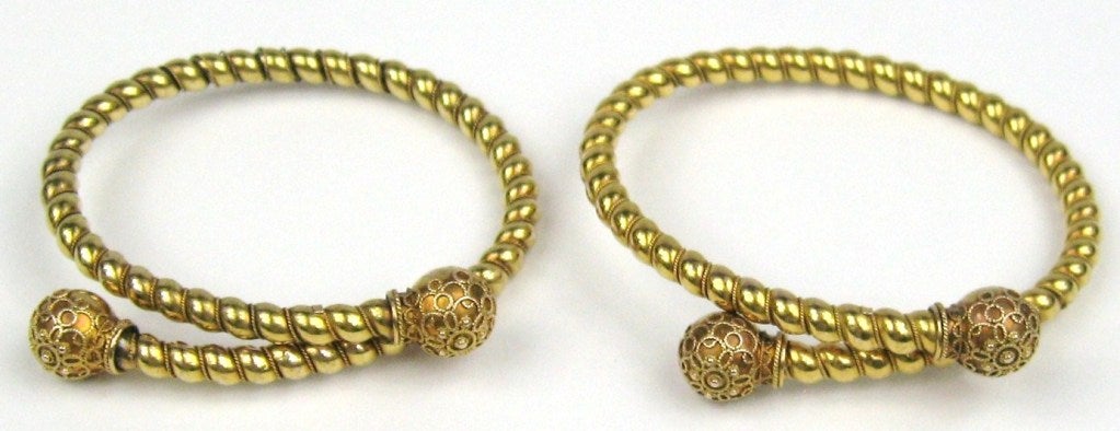 Georgien  Paire de bracelets enveloppants victoriens anciens en or, 1882, quatrième juillet  en vente