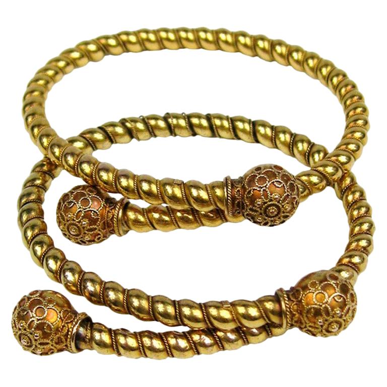  Paire de bracelets enveloppants victoriens anciens en or, 1882, quatrième juillet  en vente