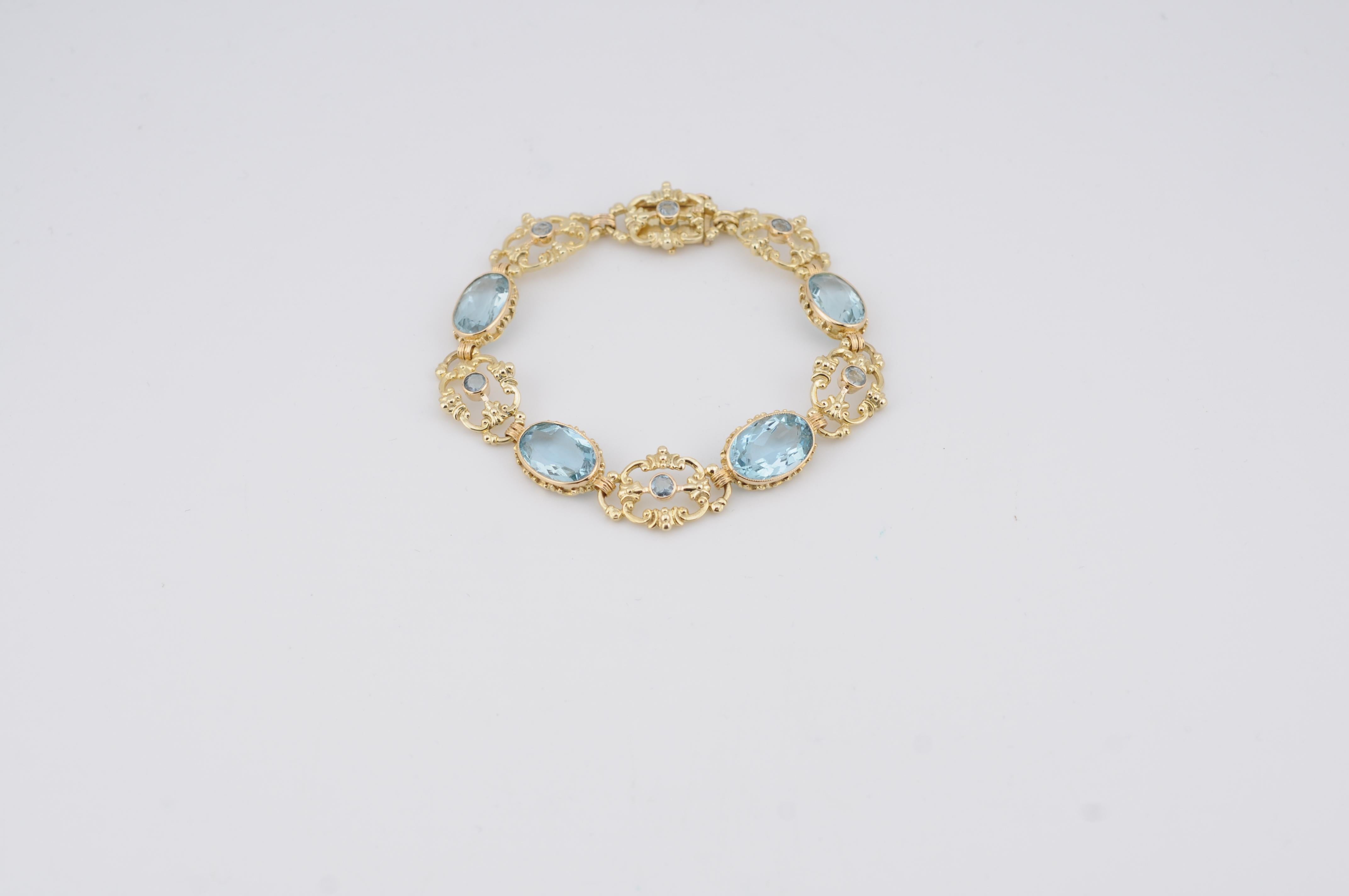 Elegant 14K yellow gold bracelet set with four aquamarines, each weighing approx. 5 ct, showing a clean medium-blue color.
Beautiful workmanship, total weight 28.83 g, length 18 cm.

A refined and eye-catching bracelet with strong color and classic