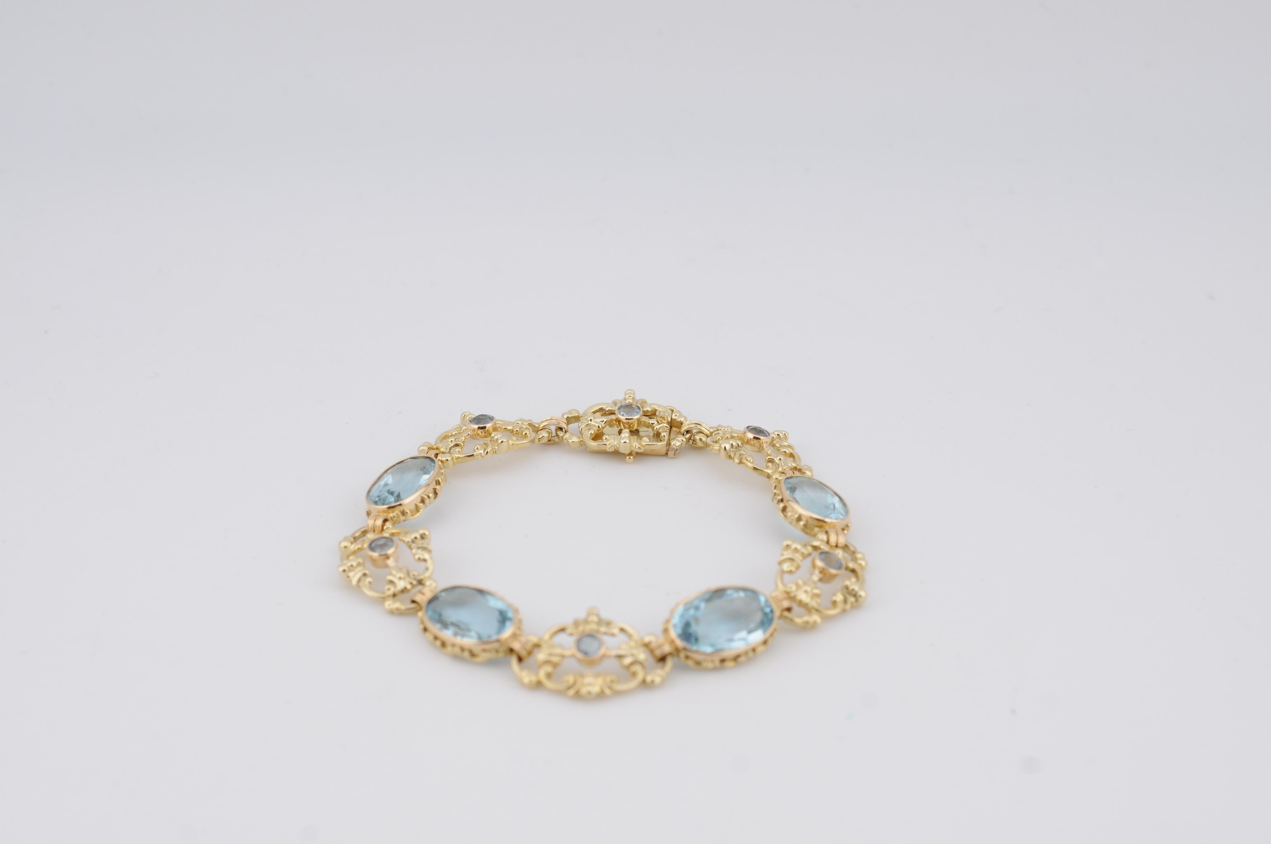 Women's or Men's Gold Aquamarine Bracelet – 4×5 ct, Medium Blue For Sale