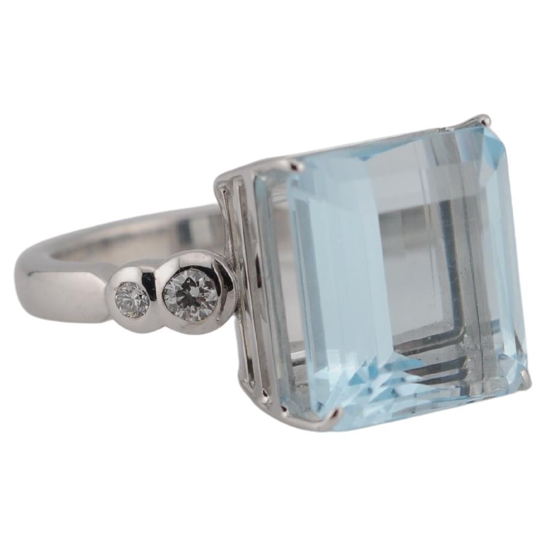 Gold Aquamarine Ring with Diamonds White gold For Sale