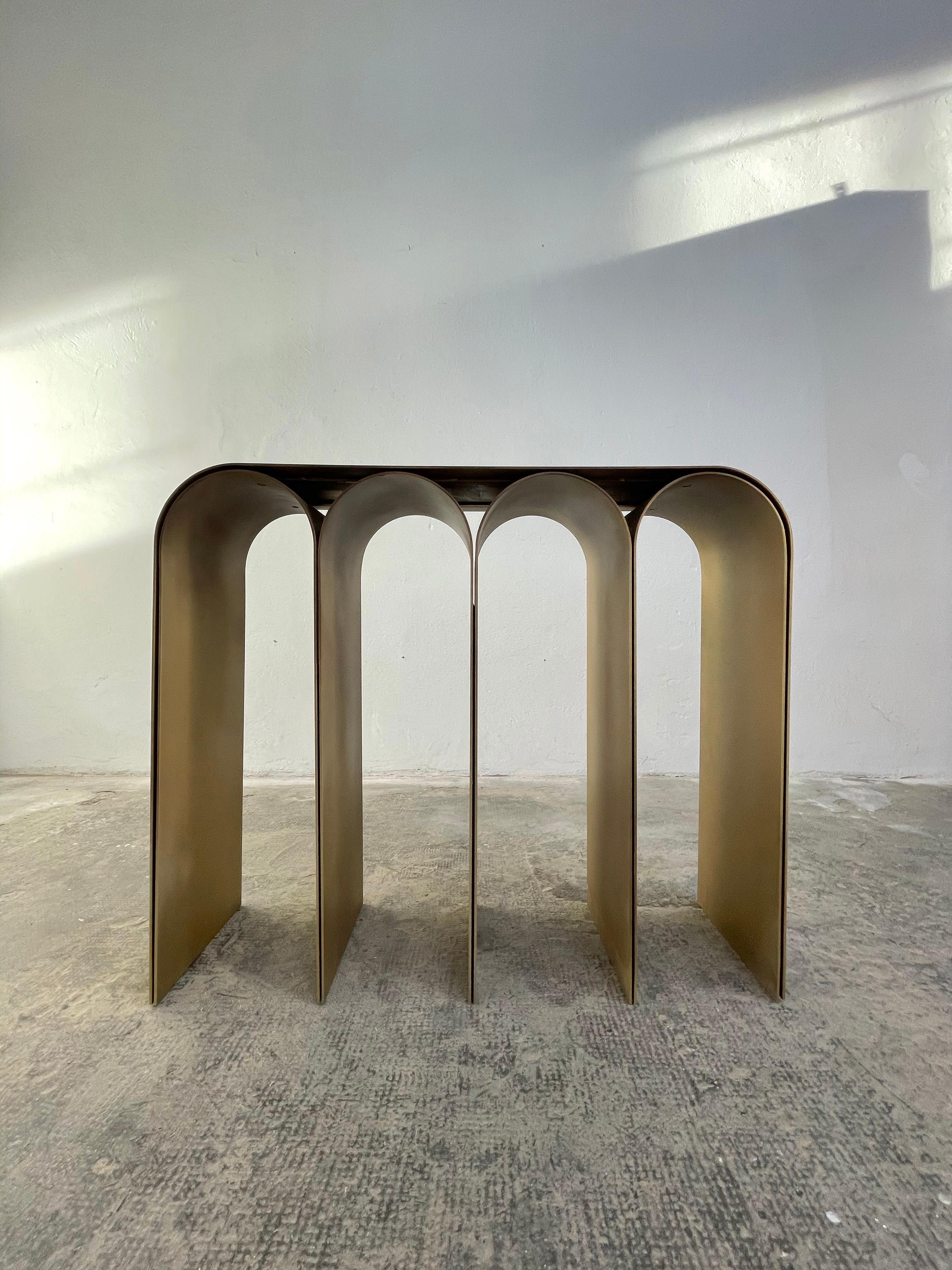 Console en forme d'arc en or de Pietro Franceschini Neuf - En vente à Geneve, CH