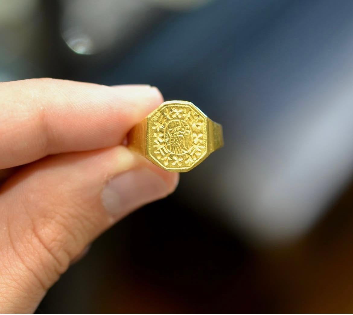 Gold Wappenring Europa Ende 16. Jahrhundert im Angebot 1