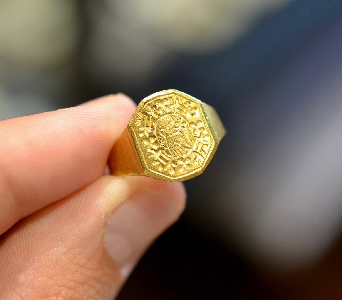 Gold Wappenring Europa Ende 16. Jahrhundert im Angebot 2