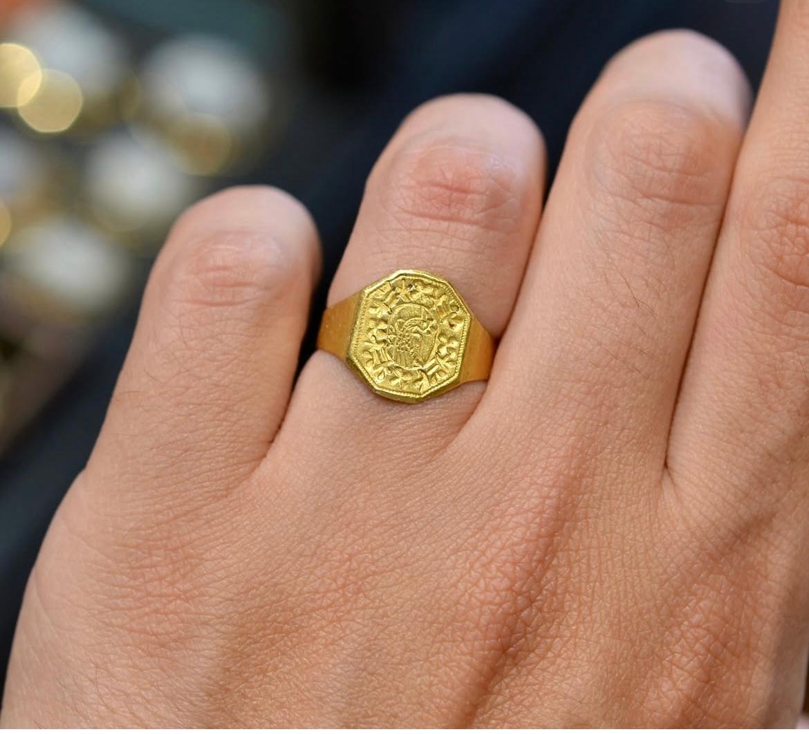 Gold Wappenring Europa Ende 16. Jahrhundert im Angebot 3