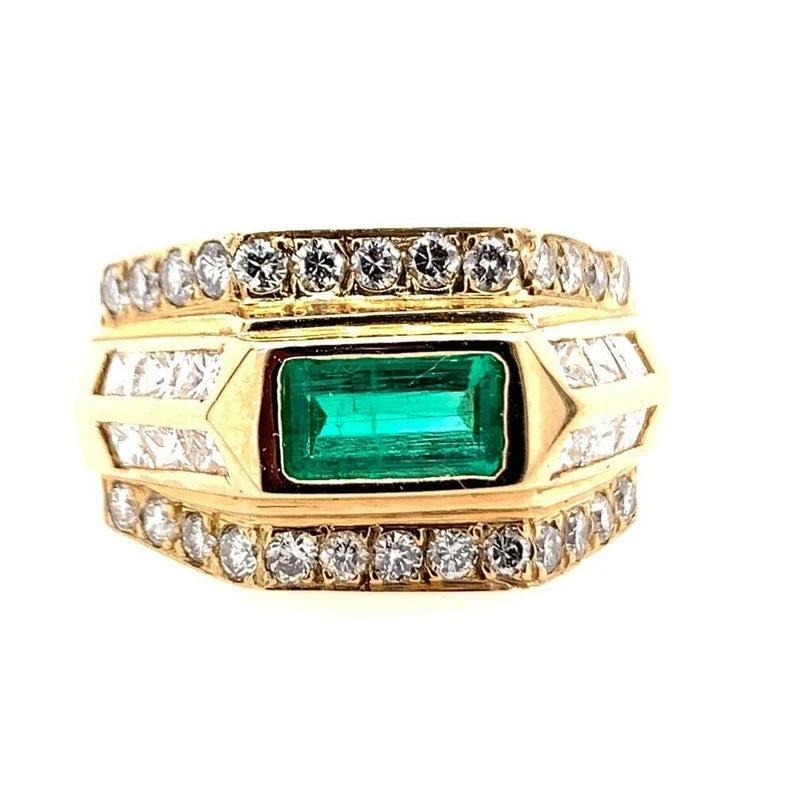 Un magnifico anello Art Deco in oro giallo 14k (misura 5,75) con incastonato uno smeraldo verde naturale di circa 1 carato (grado colombiano stimato) di 8x4x2,5 mm. Sono inclusi 38 diamanti naturali di colore F-G e purezza VS-SI per un totale di