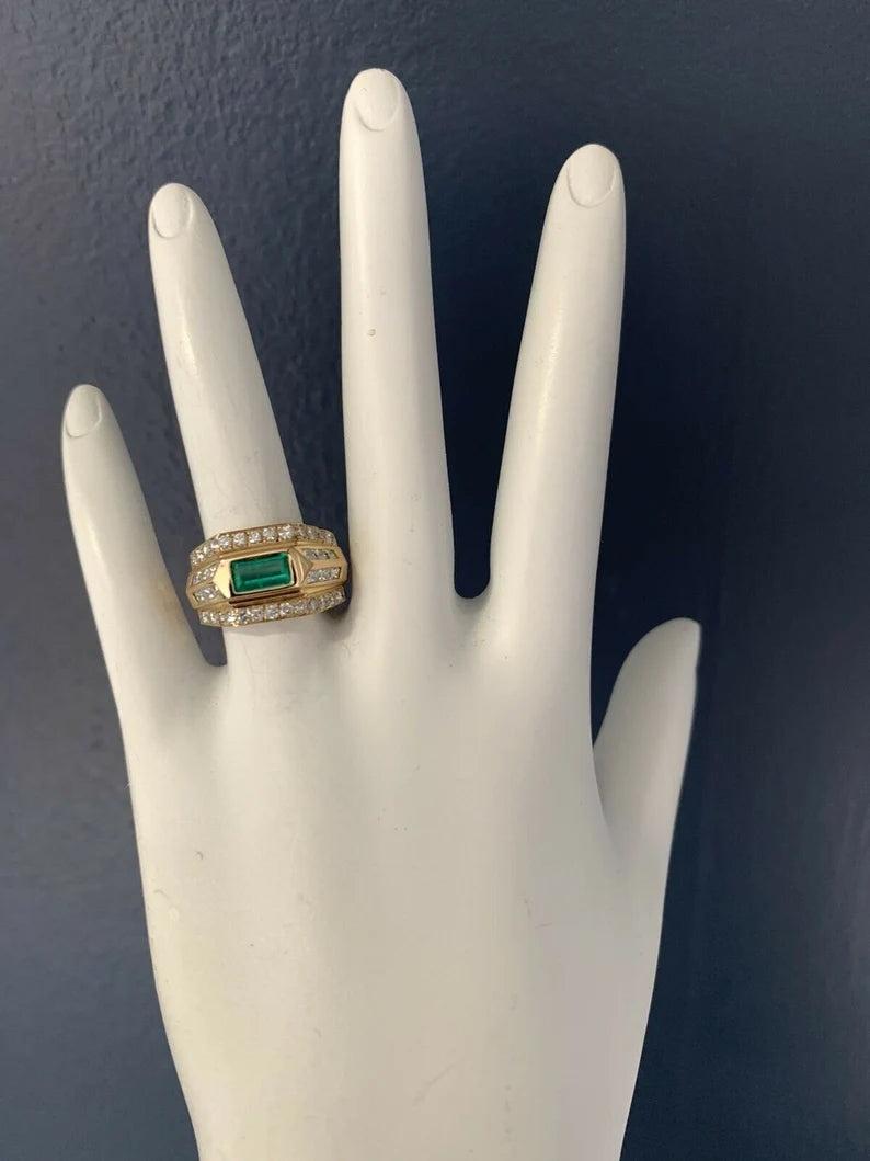Anello in oro Art Deco da 2 carati Smeraldo verde naturale e diamante da cocktail Circa 1960 In condizioni buone in vendita a Los Angeles, CA