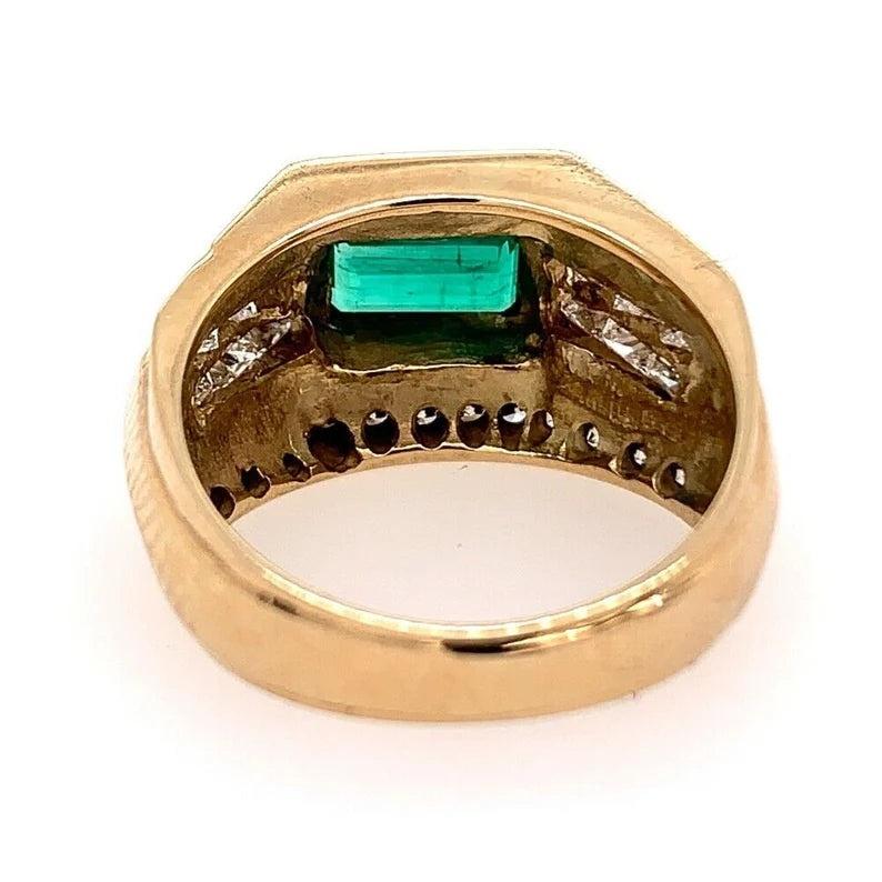 Anello in oro Art Deco da 2 carati Smeraldo verde naturale e diamante da cocktail Circa 1960 in vendita 2