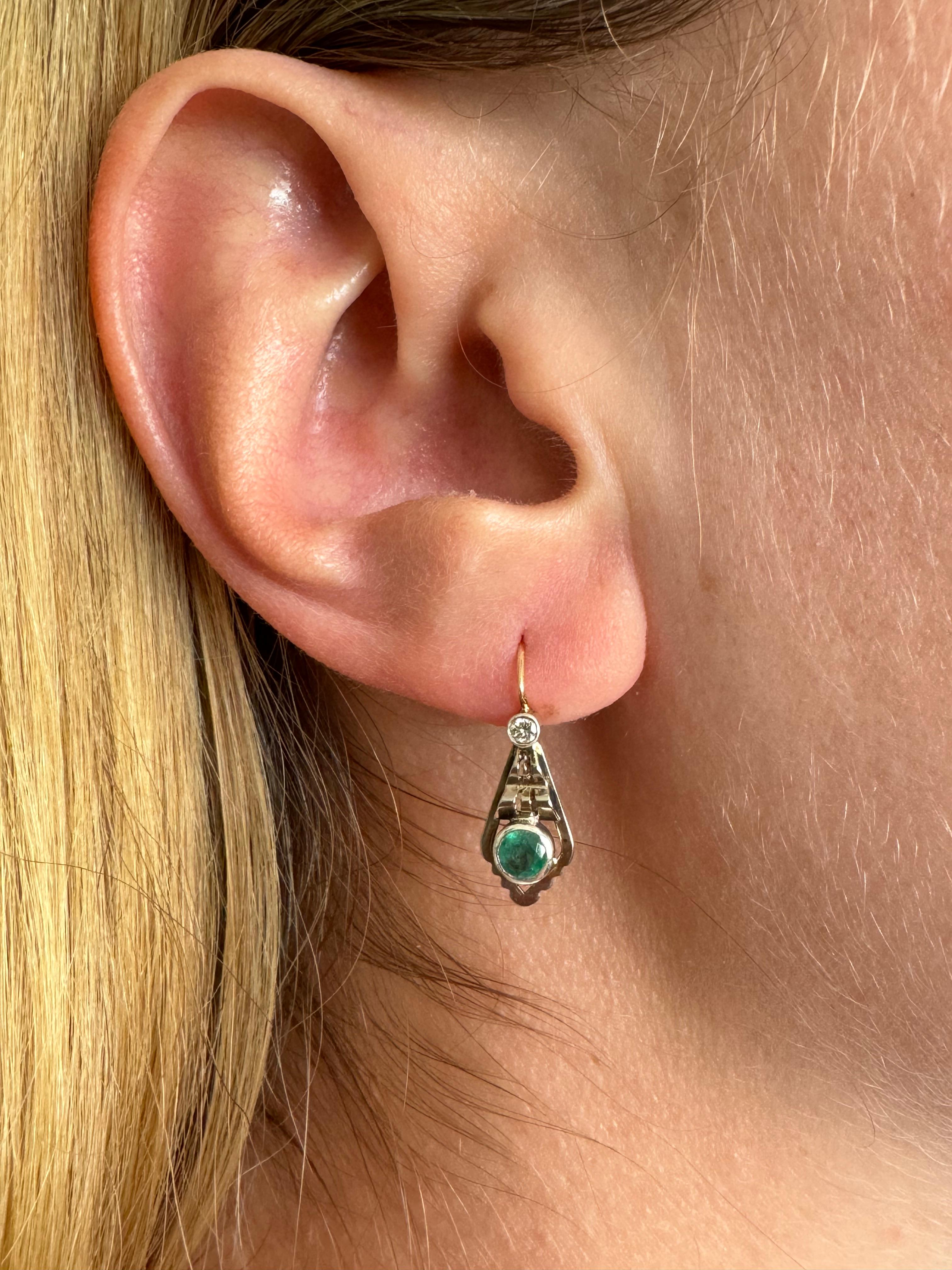 Old gold earrings made of 14 carat gold, decorated with round emeralds weighing approx. 0.40 ct and small diamonds.

Origin: Hungary, preserved 