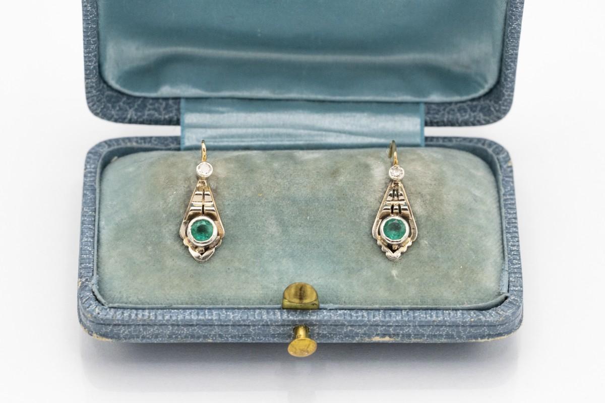 Gold Art Deco earrings with emeralds and diamonds, Hungary, 1930s. In Good Condition In Chorzów, PL