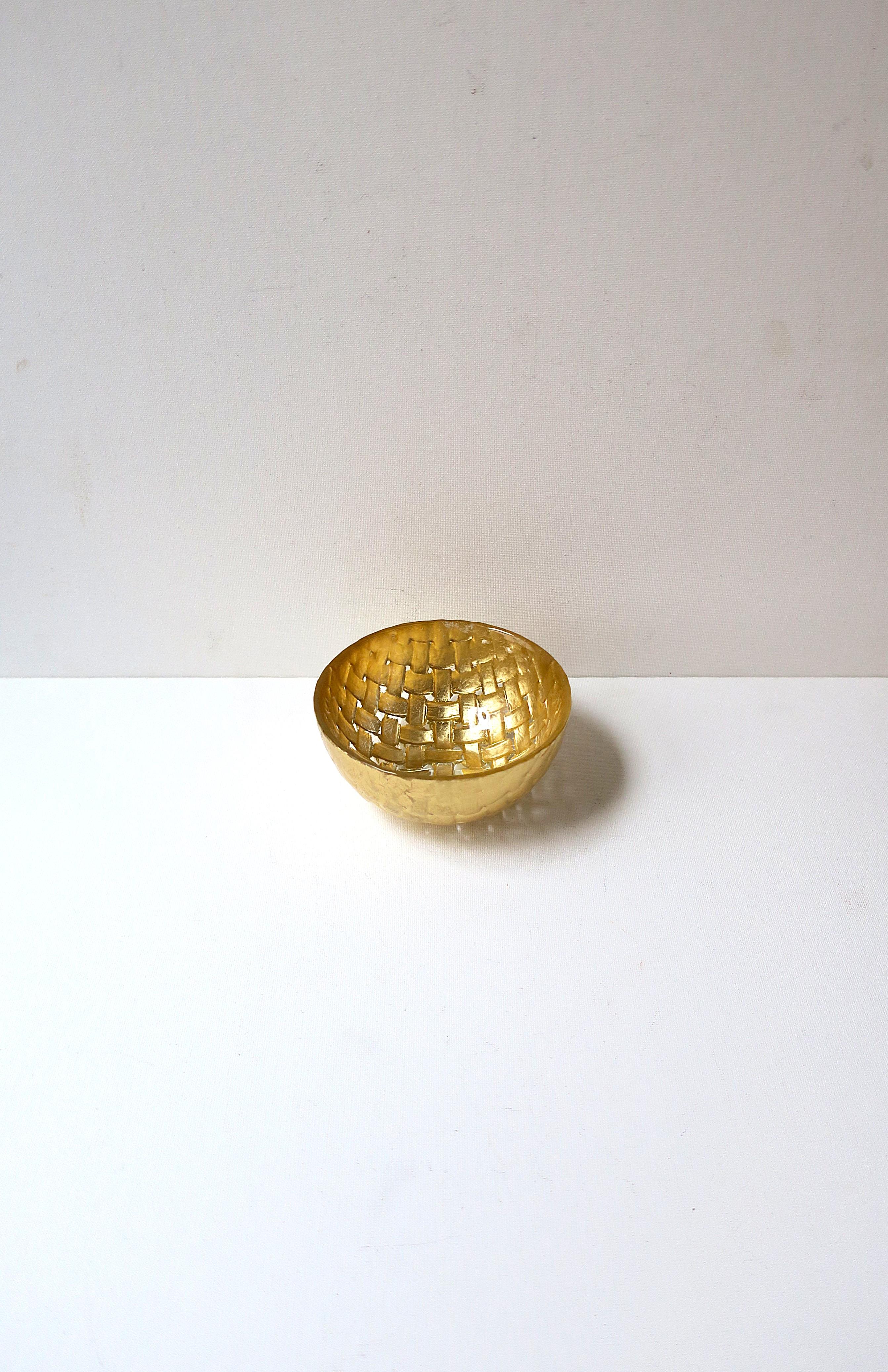 *Due (2) ciotole disponibili, ciascuna venduta separatamente, come da inserzione. 

Una bellissima ciotola in vetro artistico trasparente con applicazioni a foglia d'oro in un motivo a trama di cesto. Un ottimo pezzo da servire o da utilizzare per