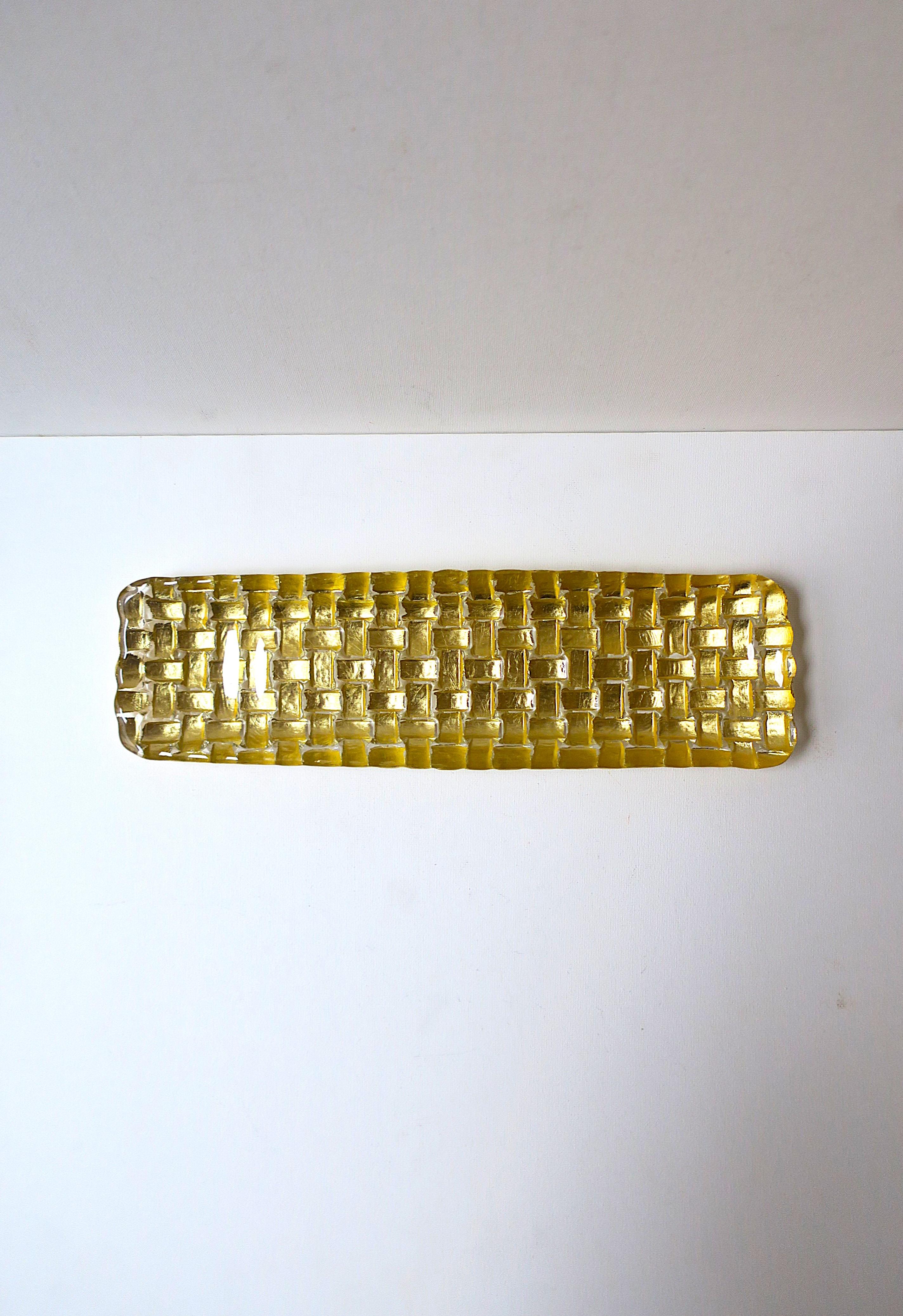 Ein wunderschönes rechteckiges Tablett aus transparentem Kunstglas mit Blattgoldapplikationen in einem Korbflechtmuster. Ein großartiges Stück zum Servieren oder als Eitelkeitstablett, Schmucktablett usw. (hier mit Schmuck): 3,44