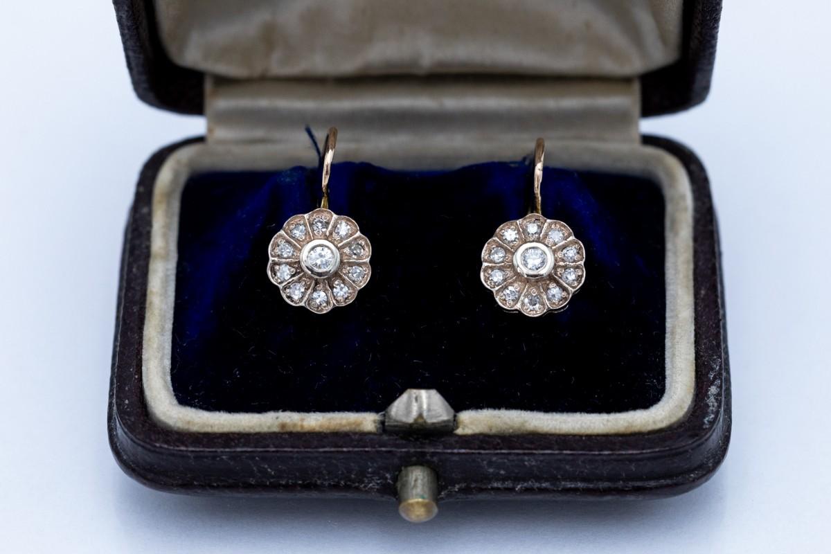 Old classic, very feminine earrings in the form of a diamond daisy

Made of 0.585 yellow gold 

They come from the Austro-Hungarian Empire at the turn of the 19th and 20th centuries.

Each earring has 11 diamonds in old european cuts 

Total weight