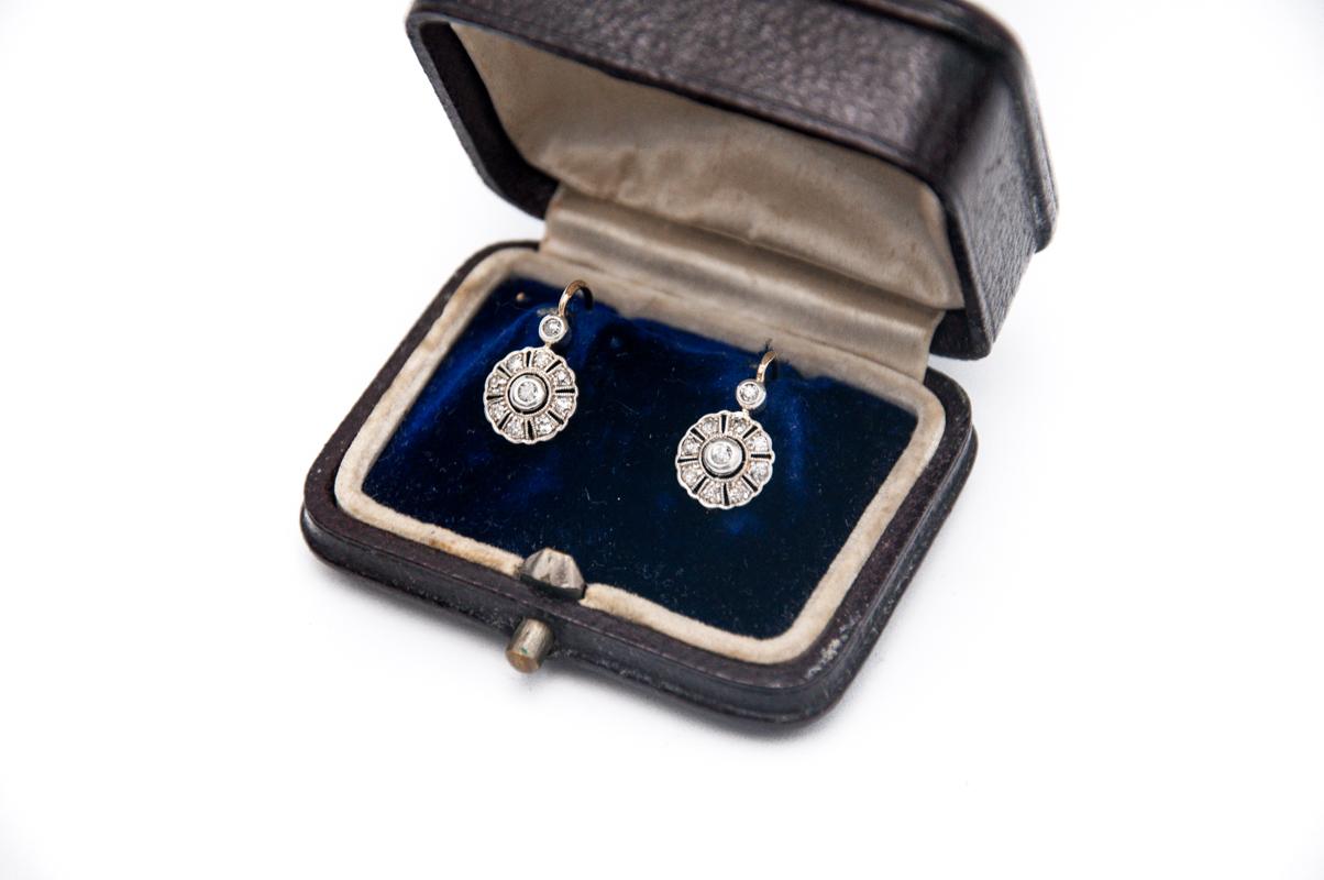 Old classic, very feminine earrings in the form of a diamond daisy

Made of 0.585 yellow gold and 0.990 silver elements

They come from the Austro-Hungarian Empire at the turn of the 19th and 20th centuries.

Each earring has 10 diamonds in old