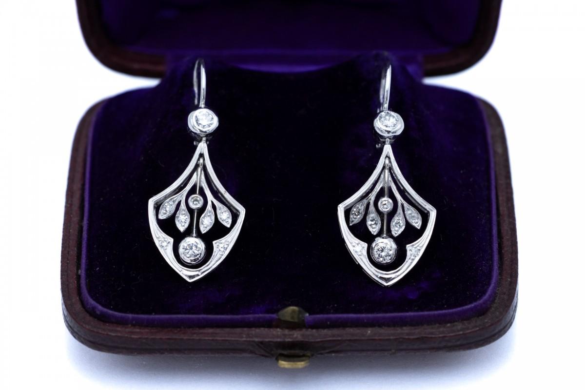 Art Nouveau hanging gold earrings with diamonds. Their form refers to the naturalism popular at the beginning of the 20th century, the motif of leaves and flower buds.

Origin: Hungary, 1930s/1940s.

Made of 14 carat white gold, decorated with 18