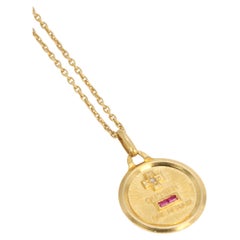 Médaille d'amour Augis en or « More yesterday than tomorrow » sertie de diamants et de rubis 