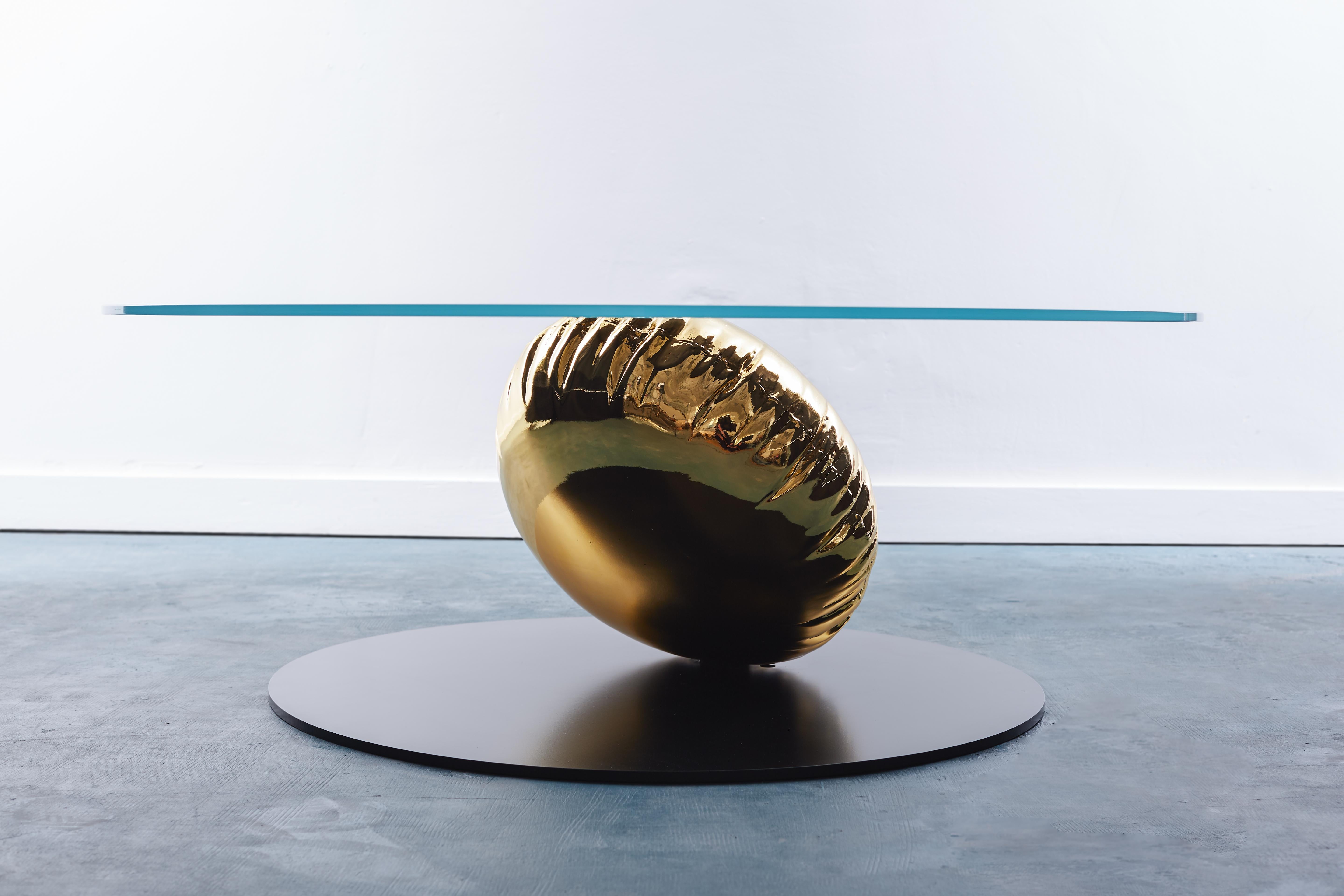 Gold Balance Coffee Table by Duffy London
Limited Edition
Dimensions: D 110 x H 47 cm
Materials: Glass, Resin, Stainless Steel, Steel.
Base available in black matte or raw metal clear lacquered finish. Balloon available in gold, silver or blue