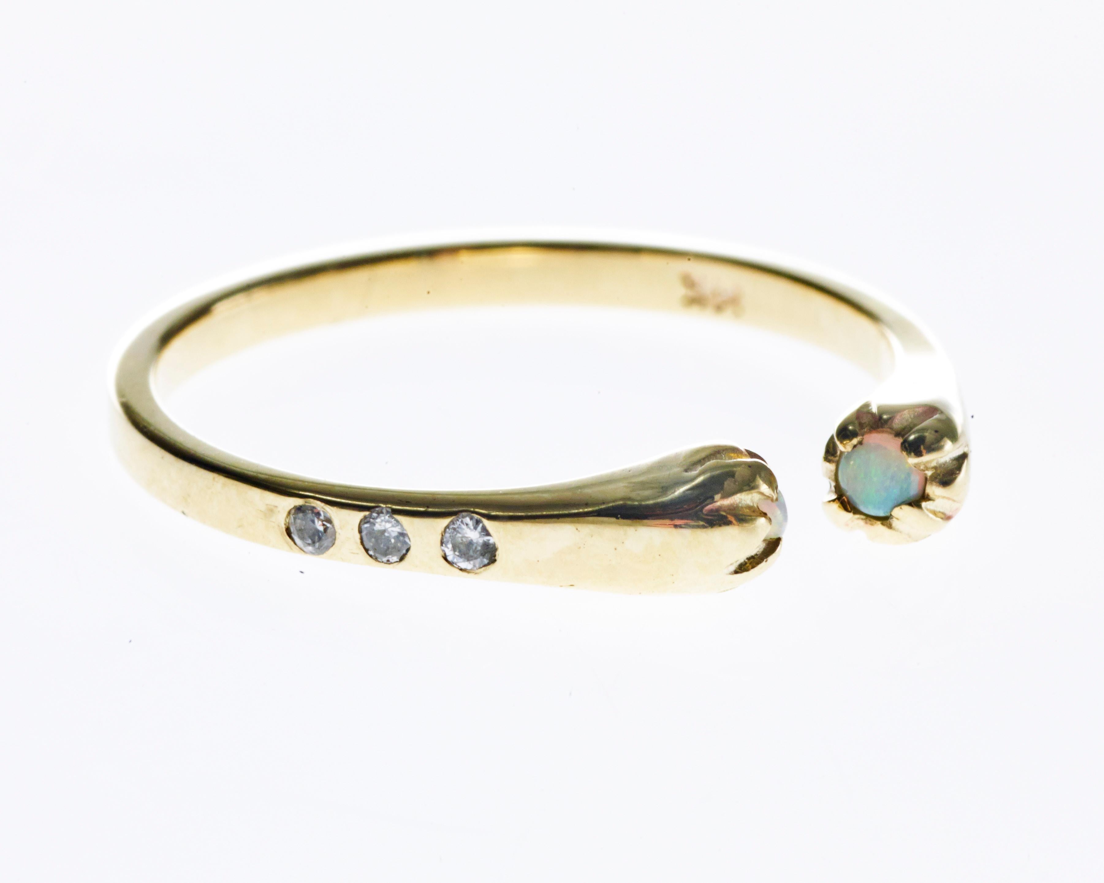 Verstellbarer stapelbarer J Dauphin, Goldbandring, weißer Diamant-Opal (Rundschliff) im Angebot