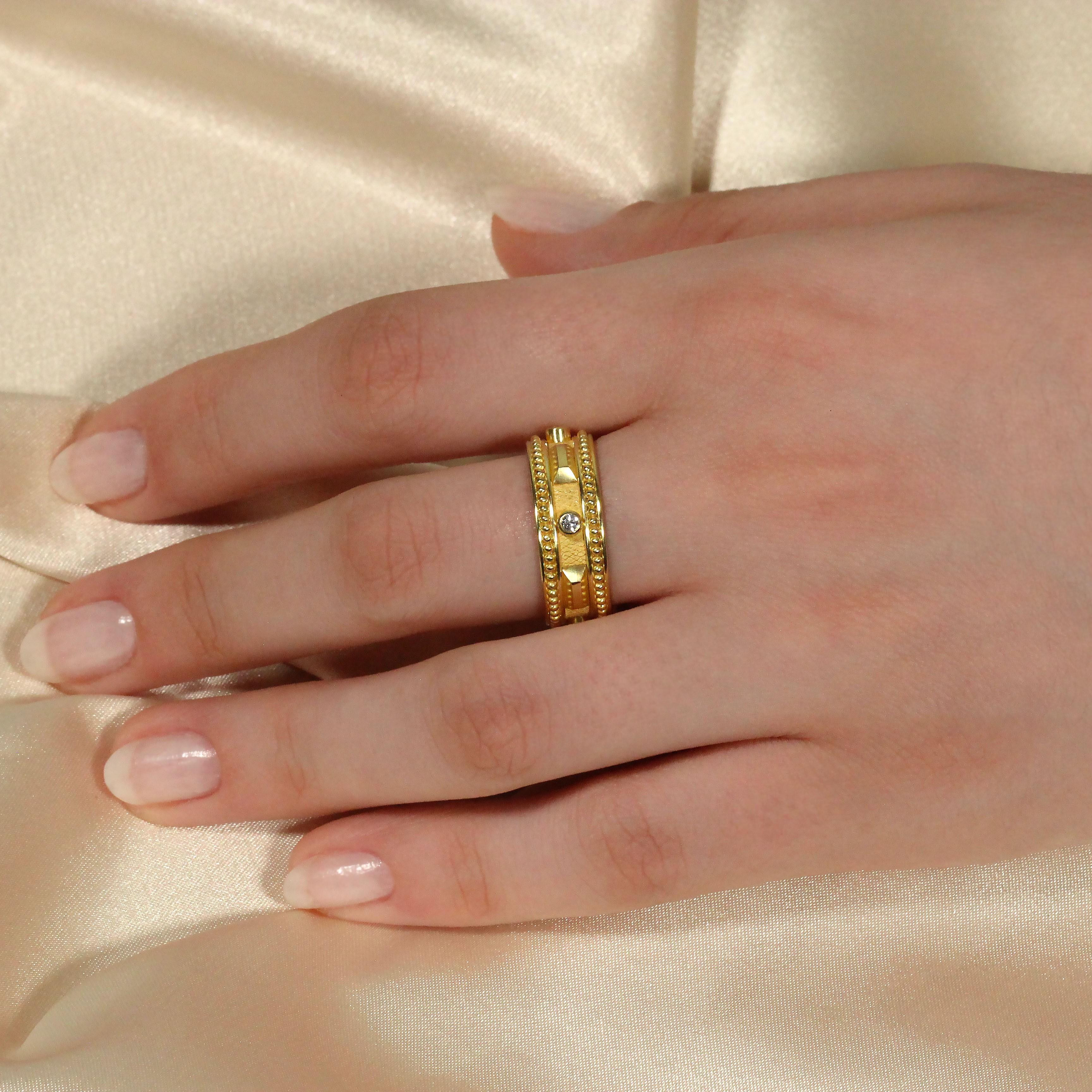 Gold Band Ring with Diamonds In New Condition For Sale In Athens, GR