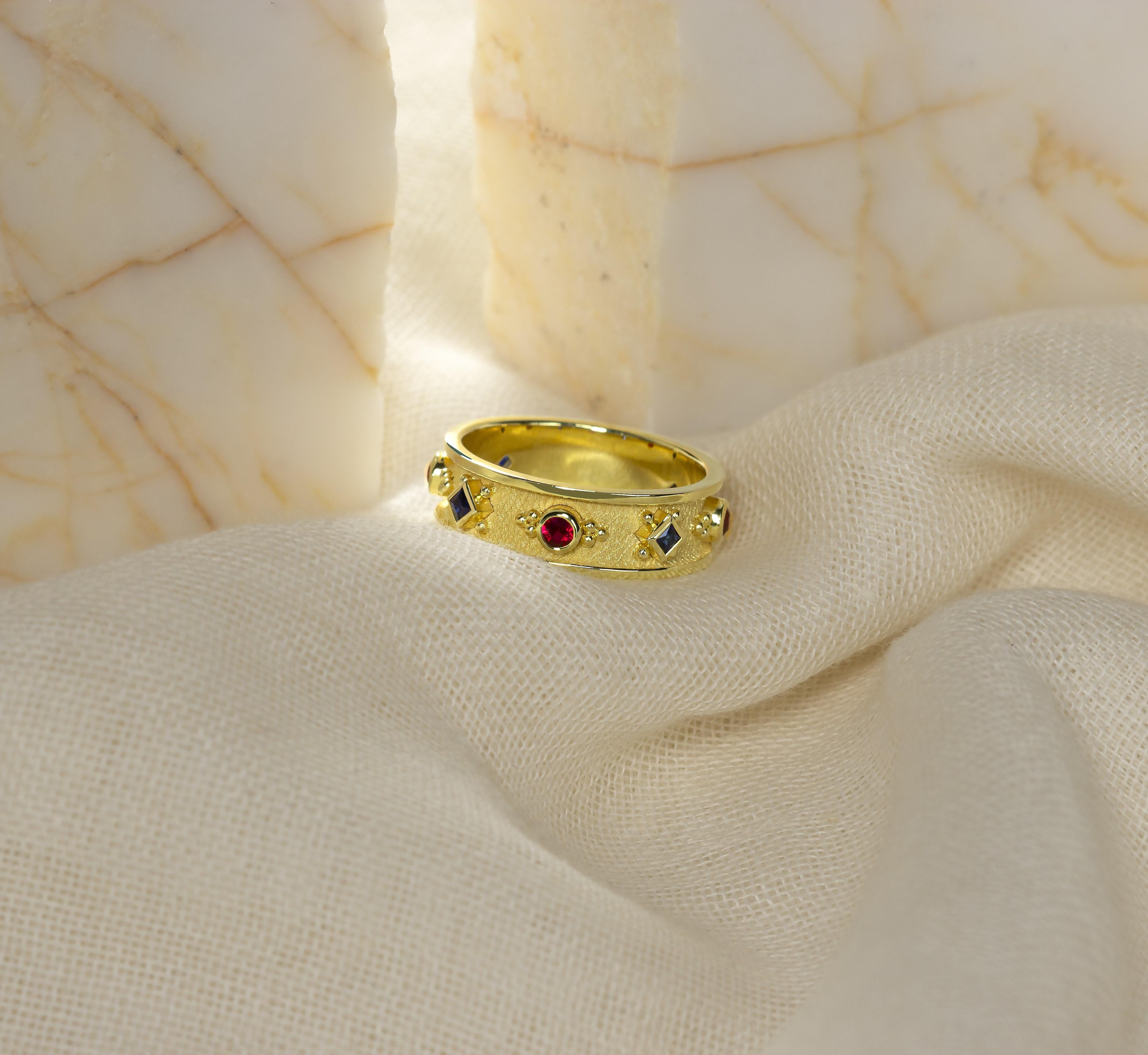 Ornez votre doigt d'une élégance exquise avec cette bague en or qui présente un mélange harmonieux de rubis et de saphirs rayonnants. Cette pièce intemporelle capture l'essence de la sophistication, ce qui en fait un ajout parfait à votre