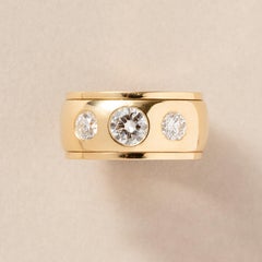 anello a fascia in oro con tre diamanti