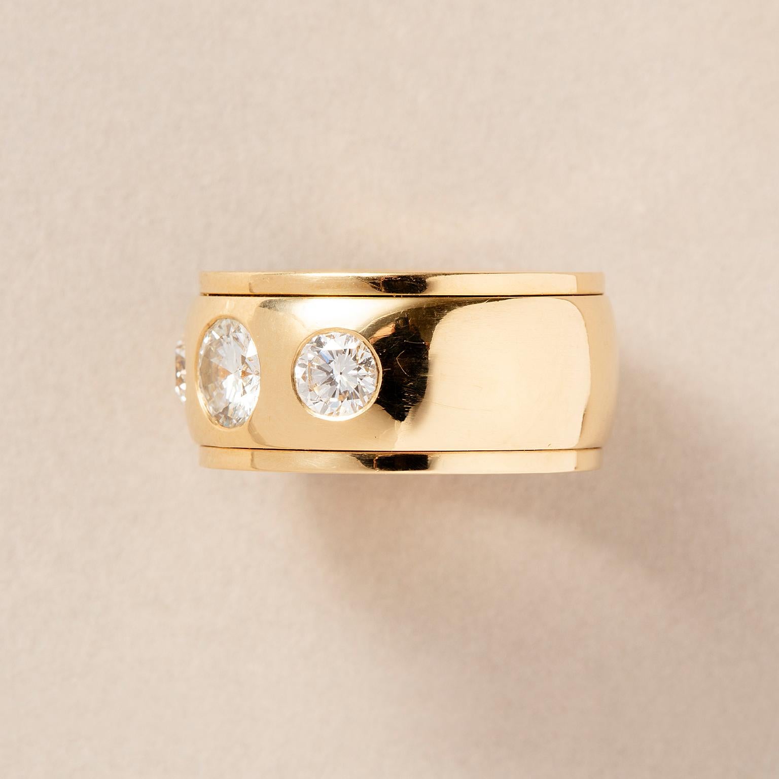 Taglio brillante anello a fascia in oro con tre diamanti in vendita