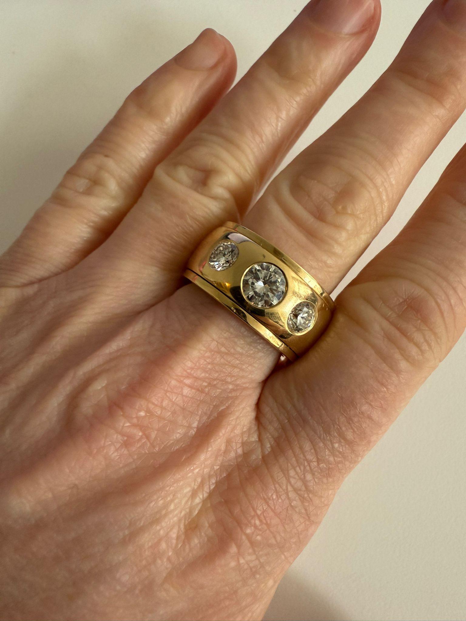 anello a fascia in oro con tre diamanti in vendita 1