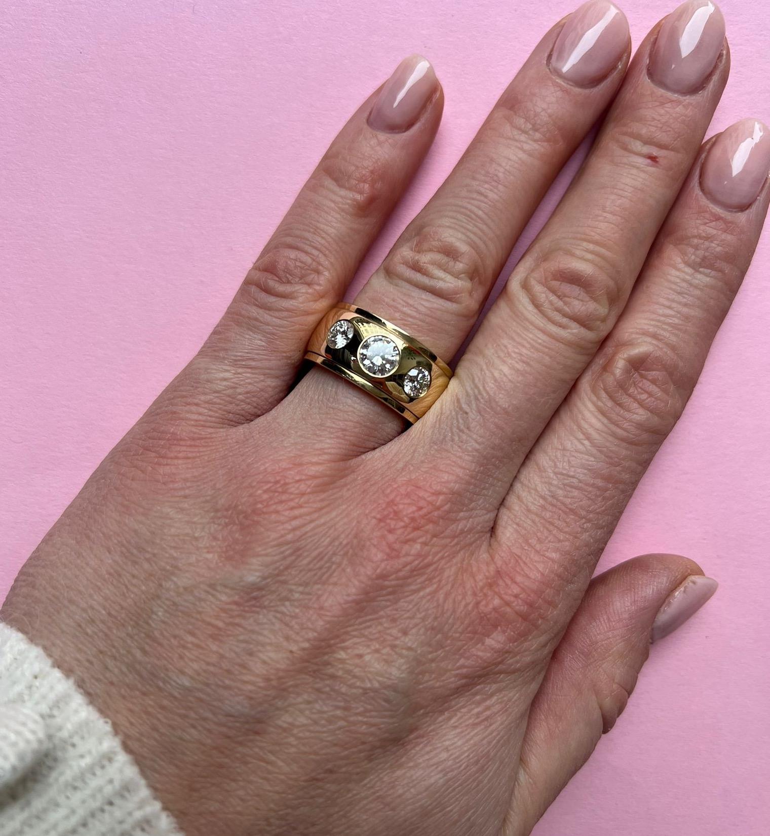 anello a fascia in oro con tre diamanti in vendita 2