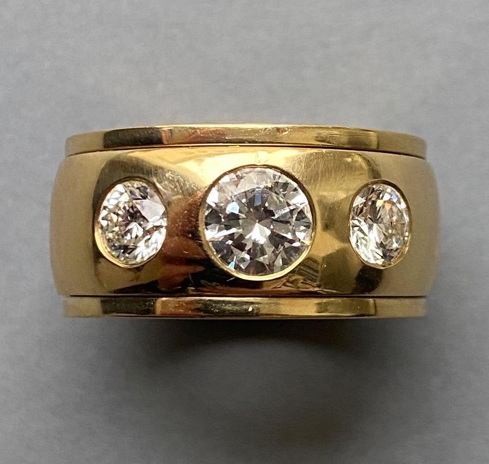 anello a fascia in oro con tre diamanti in vendita 3