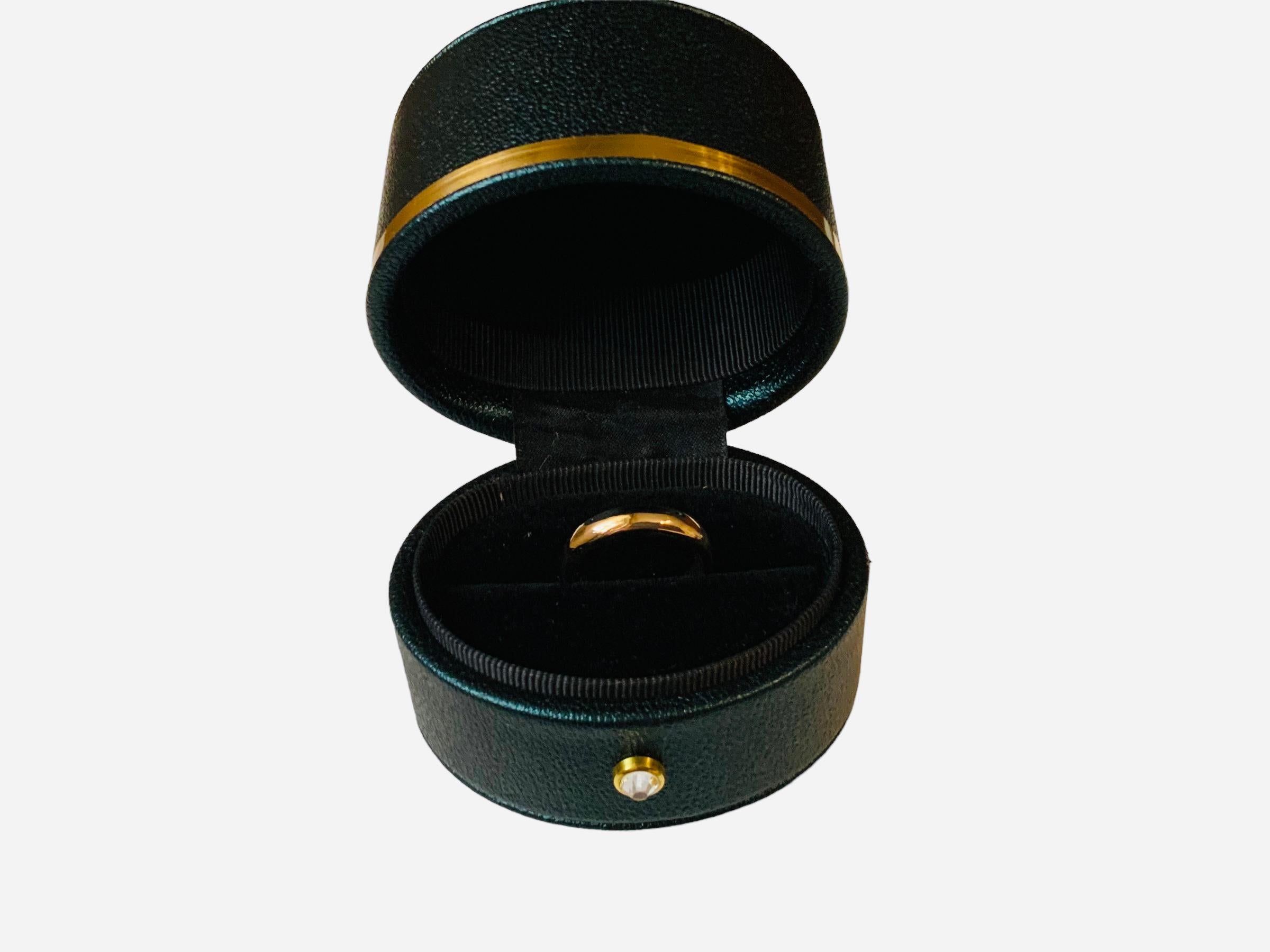 Women's or Men's  Gold Band Wedding Ring For Sale