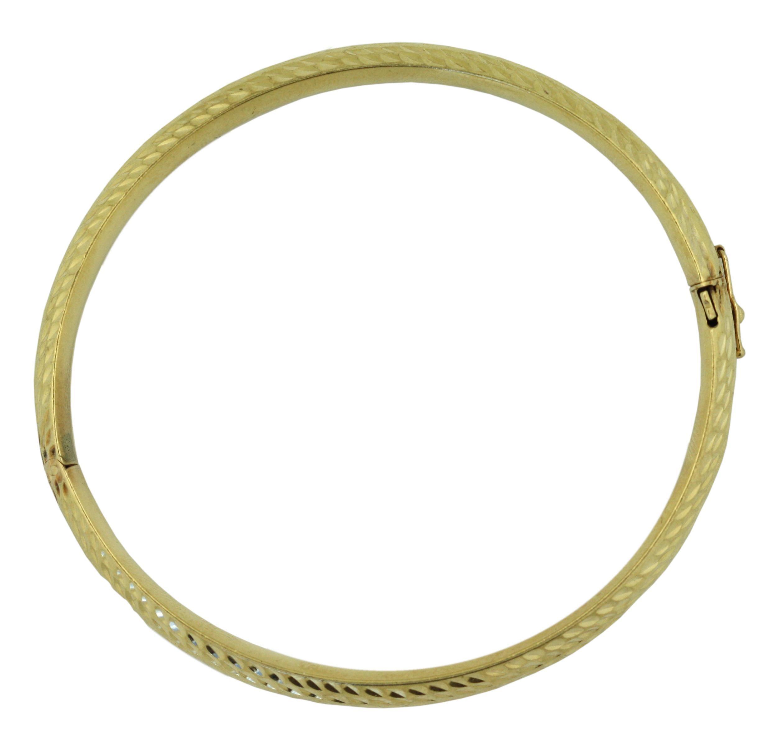 
Gold-Armspange Armband
14 Karat Gelbgold
Gesamtgewicht 9 Gramm
Innenumfang ca. 6,25 Zoll (15,875 cm)
