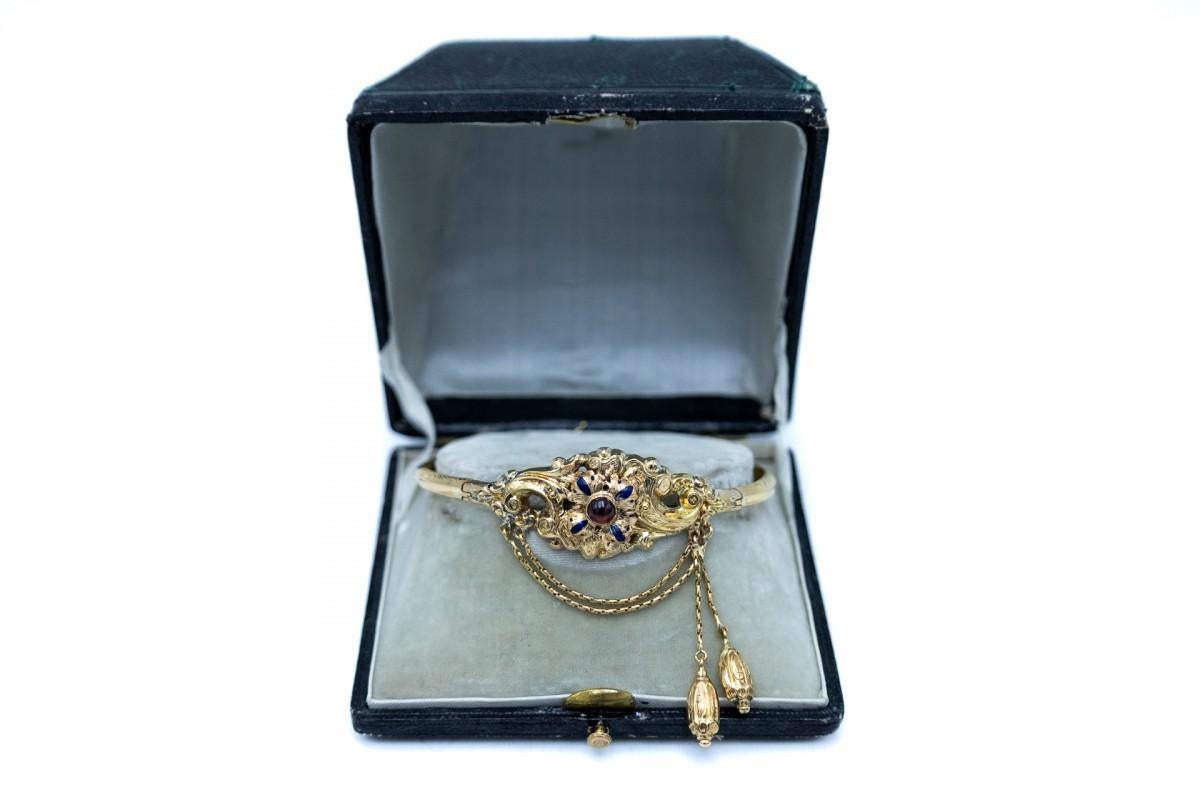 Bracelet Biedermeier en or 18 carats avec grenat (pyrope) et émail, Suède, 1849

Origine : Suède, vers 1849. Poinçons conservés

Bracelet en or 18 carats dans le style caractéristique de l'époque Biedermeier, richement décoré de motifs rocaille et