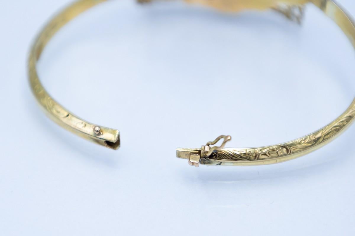 Taille cabochon Bracelet jonc en or avec une bourse et un e-mail, Suède, 1849 en vente