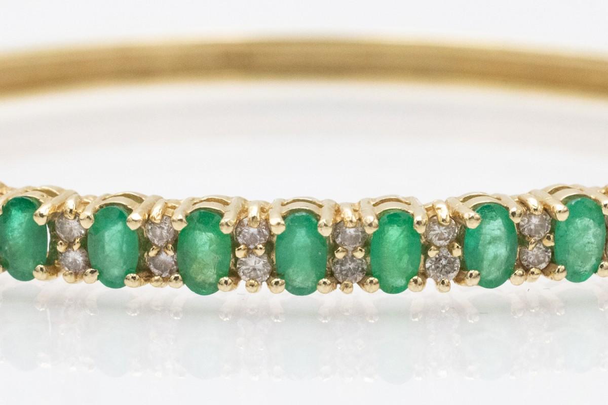 Bracciale bangle in oro con smeraldi e diamanti, fine XX secolo. in vendita 5