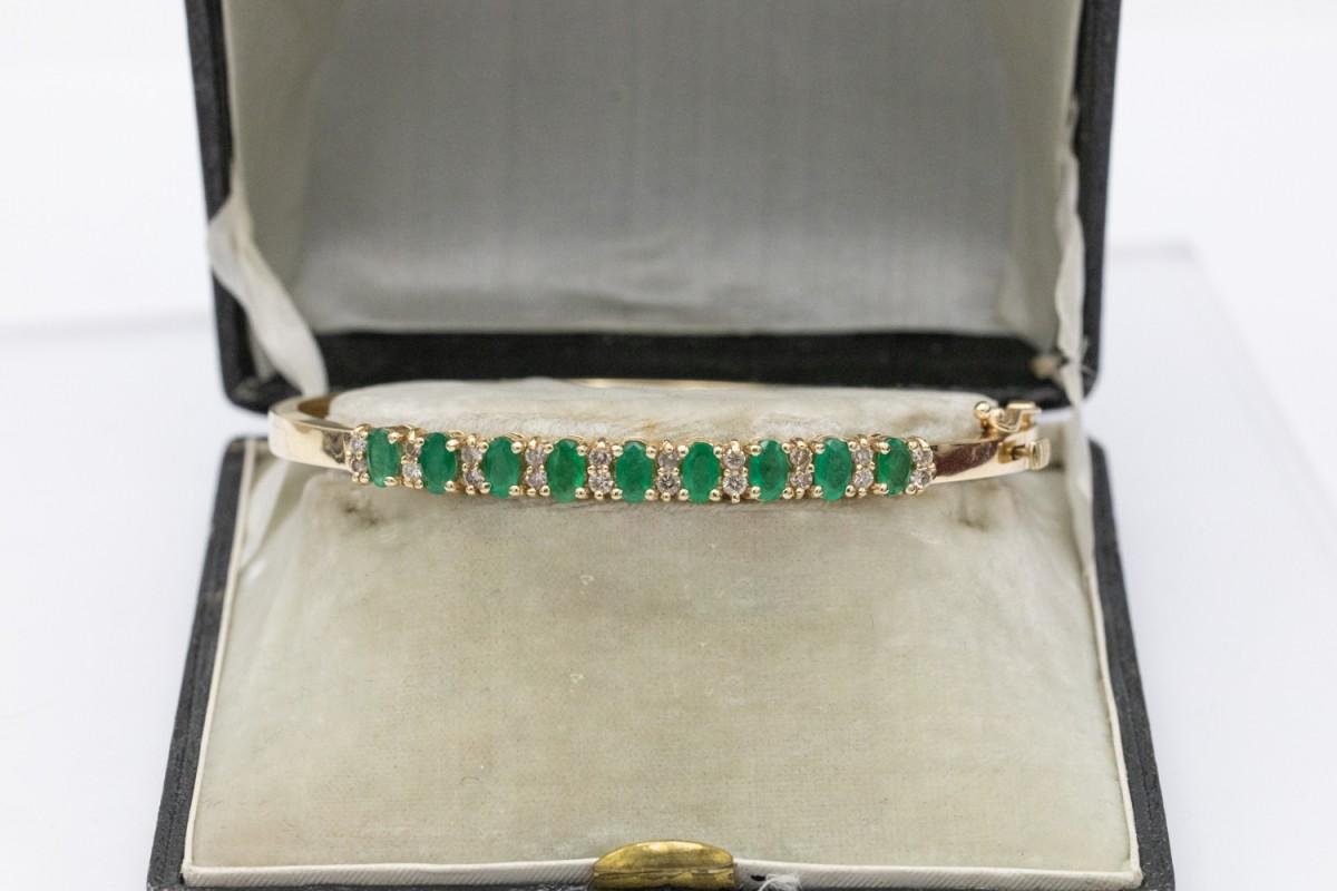 Brilliante con nove smeraldi ovali intervallati da diamanti taglio brillante.

Diametro interno: 61 x 53 mm,

Peso del prodotto: 15.62 g

Bracciale in oro giallo 14 carati (finezza 585).

Ottime condizioni, nessun danno.

Un certificato gemmologico
