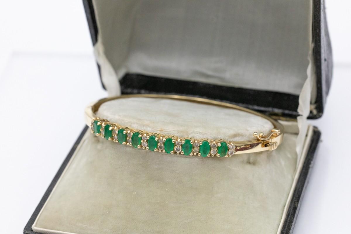 Taglio brillante Bracciale bangle in oro con smeraldi e diamanti, fine XX secolo. in vendita