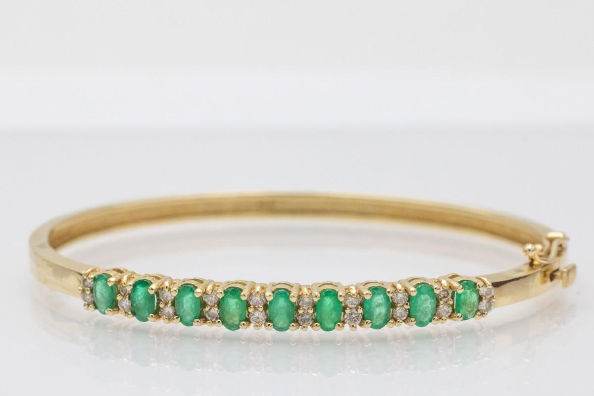 Bracciale bangle in oro con smeraldi e diamanti, fine XX secolo. In condizioni buone in vendita a Chorzów, PL