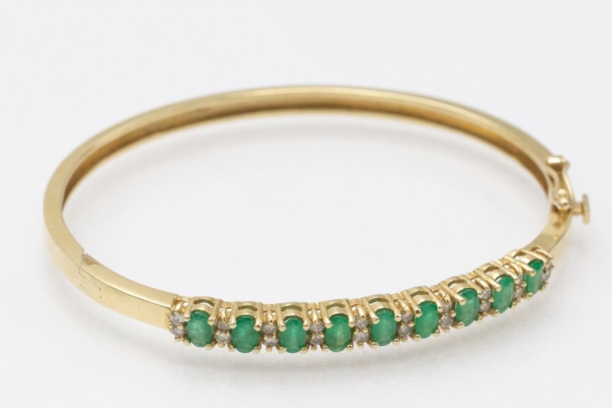 da uomo o donna Bracciale bangle in oro con smeraldi e diamanti, fine XX secolo. in vendita
