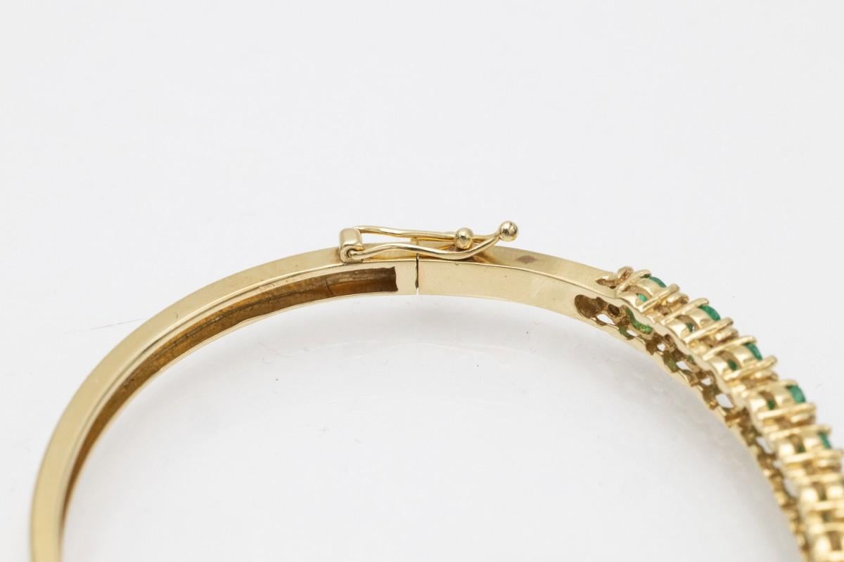 Bracciale bangle in oro con smeraldi e diamanti, fine XX secolo. in vendita 1