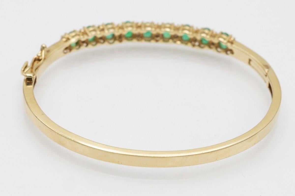 Bracciale bangle in oro con smeraldi e diamanti, fine XX secolo. in vendita 2