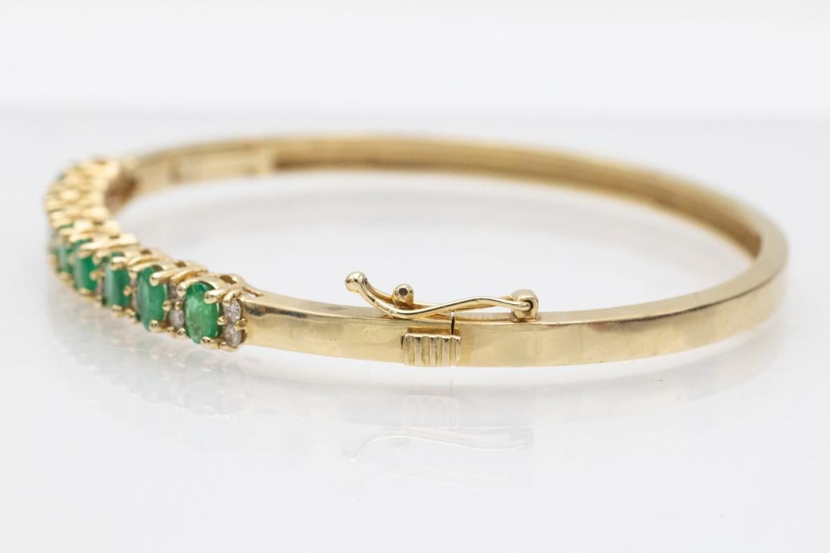 Bracciale bangle in oro con smeraldi e diamanti, fine XX secolo. in vendita 3