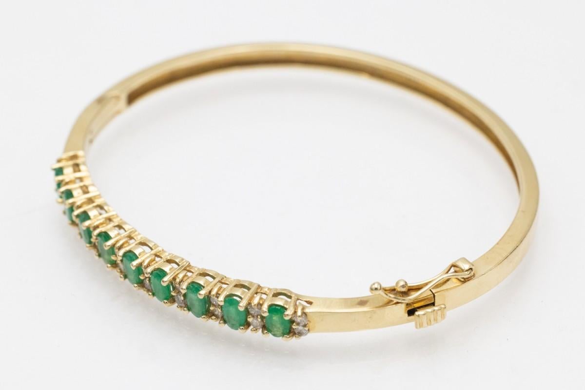 Bracciale bangle in oro con smeraldi e diamanti, fine XX secolo. in vendita 4